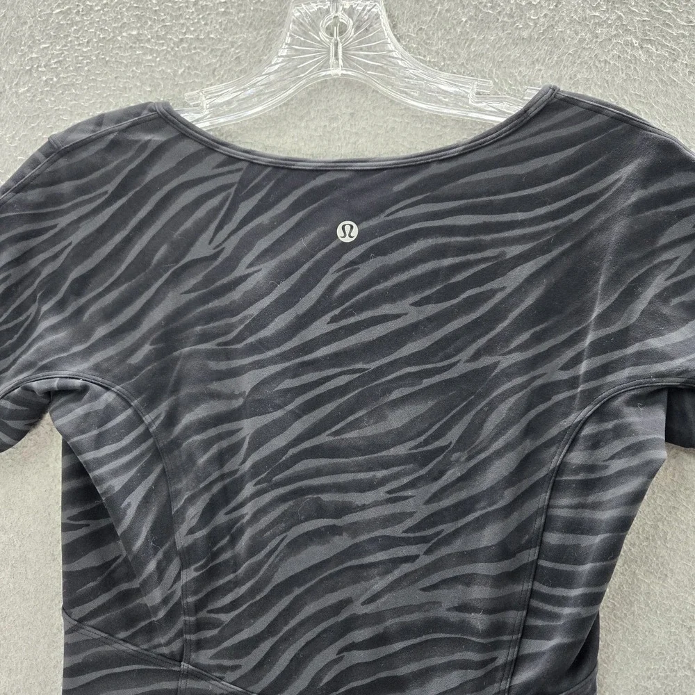 Lululemon Women Shirt 2 Black Nulu Zebra Print Activewear V-Neck Pullover‎ Tee